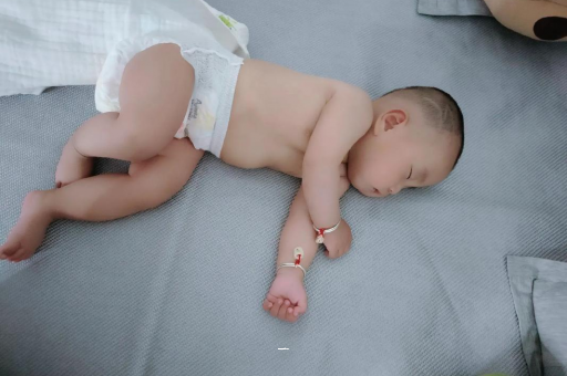 靖江宝宝胳膊上起红疙瘩